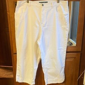 Lauren Jeans Co. White Denim 14W Capris with Scalloped & Embroidered Details